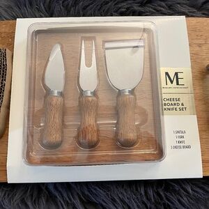 Cheeseboard and cheese knife set.